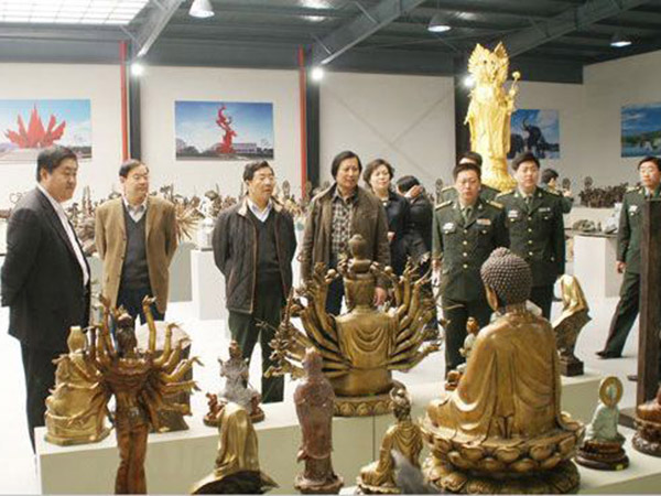 2009年3月29日濟(jì)南軍區(qū)原副司令李洪程中將、濰坊軍分區(qū)司令員卞長偉、臨朐縣委書記劉建國等領(lǐng)導(dǎo)來華藝雕塑視察指導(dǎo)，傅紹相總經(jīng)理介紹雕塑藝術(shù)