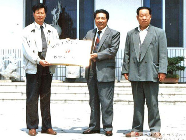 山東省政協(xié)副主席、原山東工藝美院副院長(zhǎng)朱銘頒發(fā)“實(shí)習(xí)基地”獎(jiǎng)牌