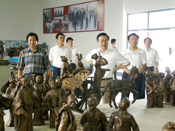 2008年8月5日山東省政協(xié)副主席、省工商聯(lián)主席王乃靜蒞臨華藝雕塑視察指導(dǎo)，傅紹相總經(jīng)理介紹《風(fēng)箏魂》群雕