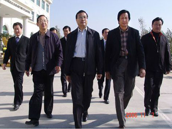 山東省副省長才利民、濰坊市市長許立全等領導于2006年10月7日蒞臨華藝雕塑視察指導，傅紹相總經(jīng)理介紹的是藝術(shù)