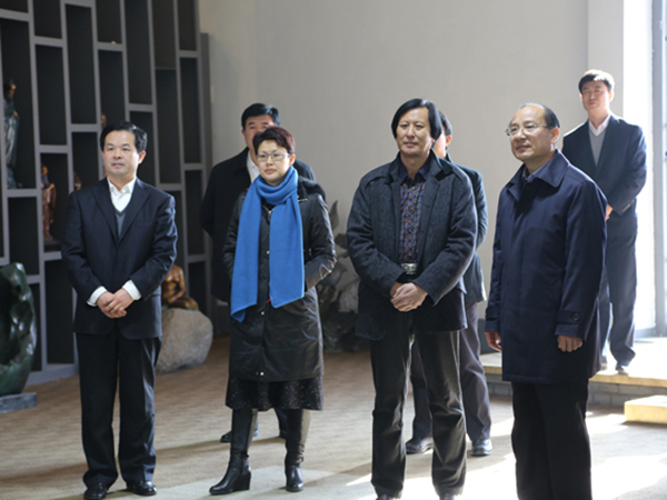 山東省人民政府副省長季緗綺，省文化廳副廳長胡上山，濰坊市人民政府副市長王桂英等領導在臨朐縣委書記顧建華的陪同下來華藝雕塑視察指導并參觀華藝雕塑館，董事長傅紹相介紹企業(yè)情況及雕塑藝術