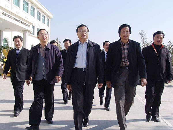 中共山東省委常委、政法委書(shū)記才利民蒞臨華藝雕塑視察指導(dǎo)，傅紹相總經(jīng)理介紹雕塑藝術(shù)。