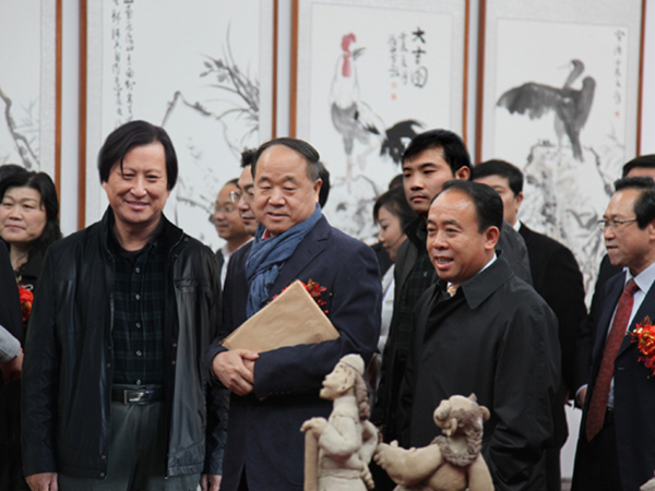 中國作家協(xié)會副主席、2012年度諾貝爾文學(xué)獎獲得者莫言與總經(jīng)理傅紹相在一起。